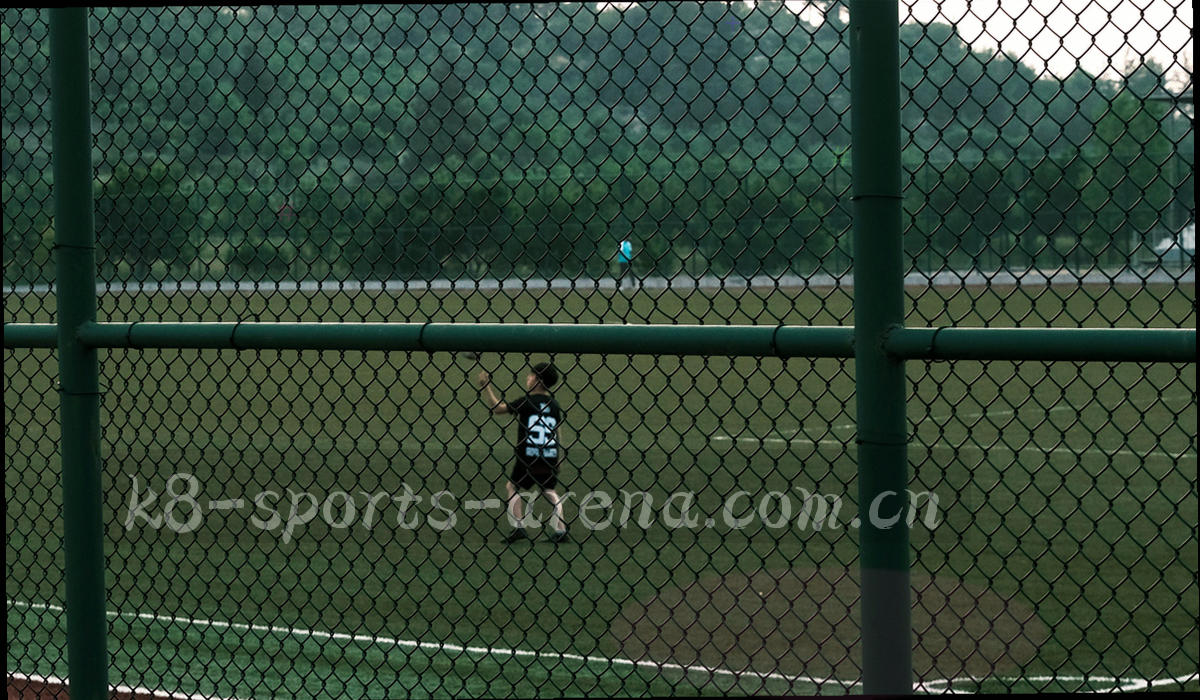 叠放的球迷围巾与手写笔记特写，画面中没有商标与可读队名